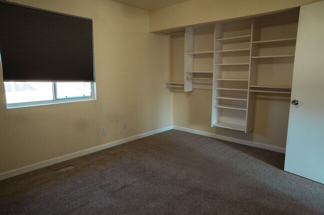 Building Photo - Gorgeous Family Home on Cul-de-Sac