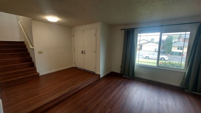 Building Photo - Spacious 4 bedroom, 3 bath home Tri-level in the Scottsdale East Area between Florin Rd and Gerbe...