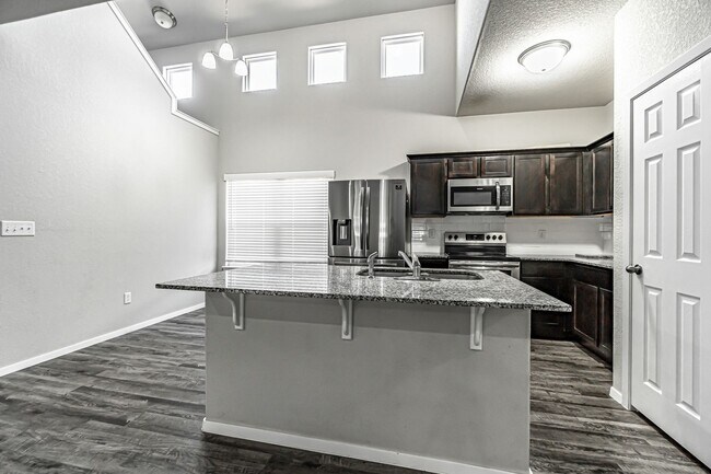 Building Photo - Welcome to this stunning 3-bedroom, 3-bathroom home located in the heart of Bentonville