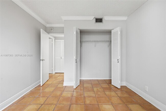 Building Photo - 2500 Parkview Dr