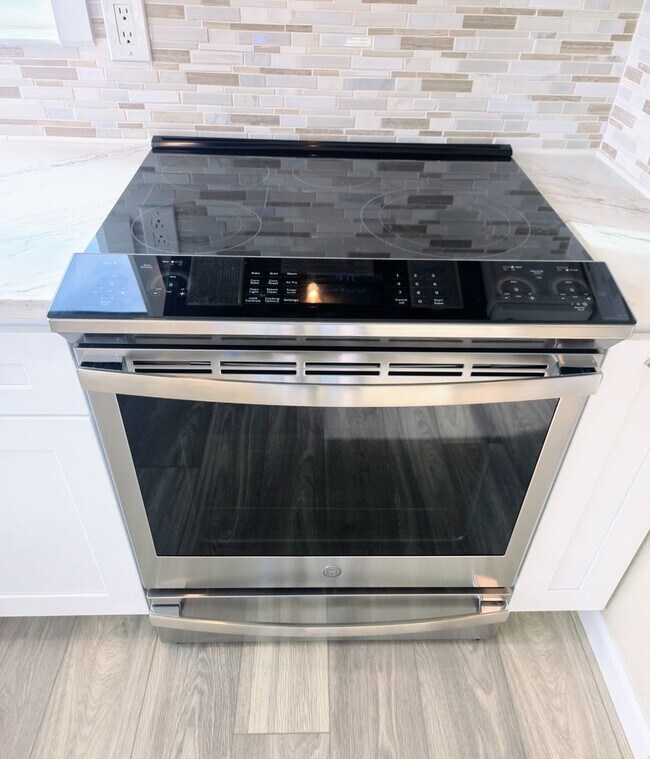 Building Photo - Newly Remodeled 2 Bedroom Home & ADU For R...