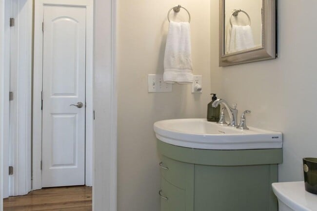 Building Photo - 801 Durant Pl NE