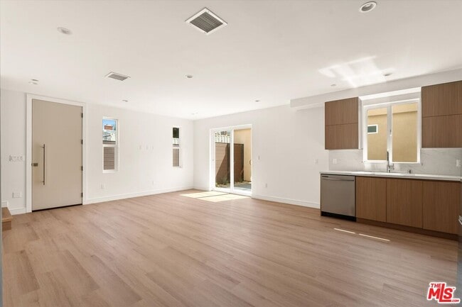 Building Photo - 5910 Mammoth Ave