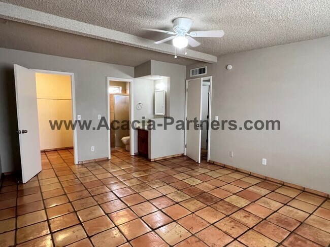 Building Photo - Two Bedroom Home
