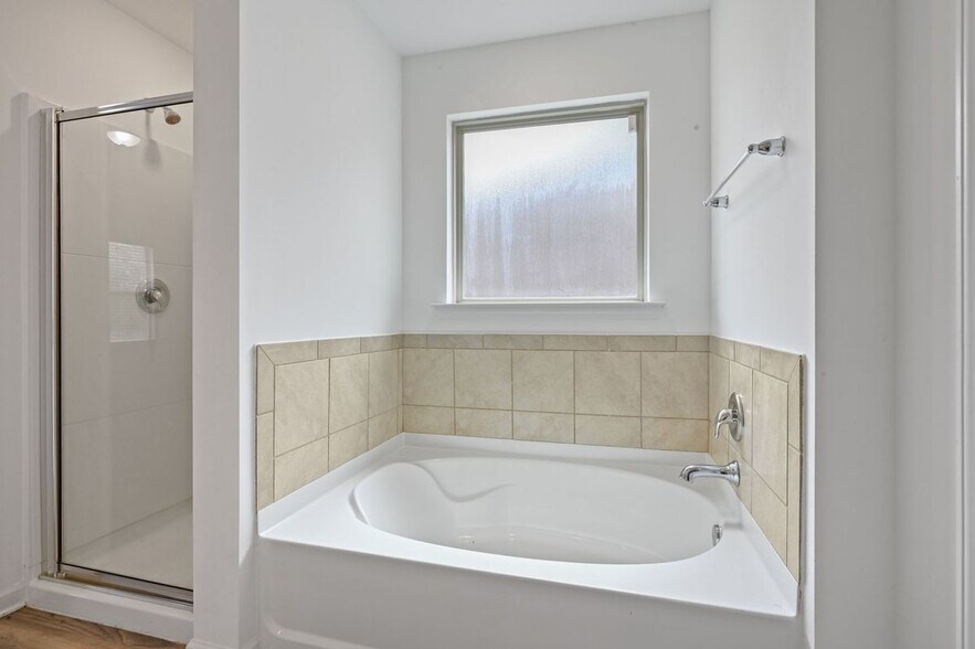 Building Photo - 15820 Loussier Dr