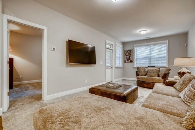 Building Photo - 2359 Montford Pl