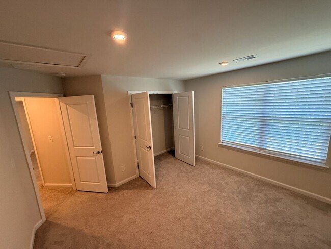 Building Photo - Like New home in Monroe