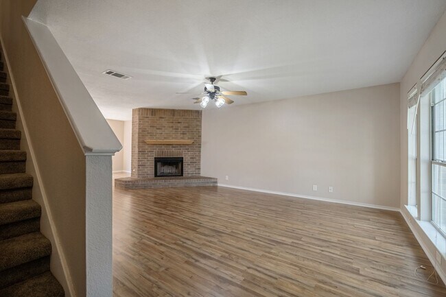 Building Photo - Stunning 4 Bedroom, 2.5 Bath Home in Block...