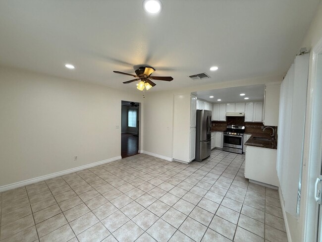 Building Photo - 4 Bedroom | 2.5 Bathroom | Single Family Home in Rosemont Available Now