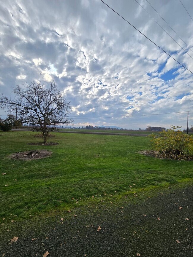 Building Photo - Pet Friendly 3 Bed / 2Bath Home with 2 Gar...