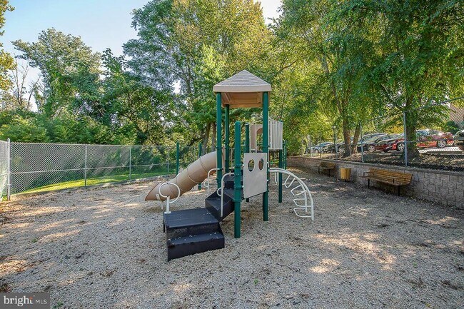 Building Photo - 1740 Oakwood Terrace