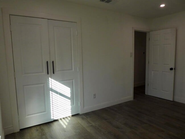 Building Photo - 1619 Rutland Dr