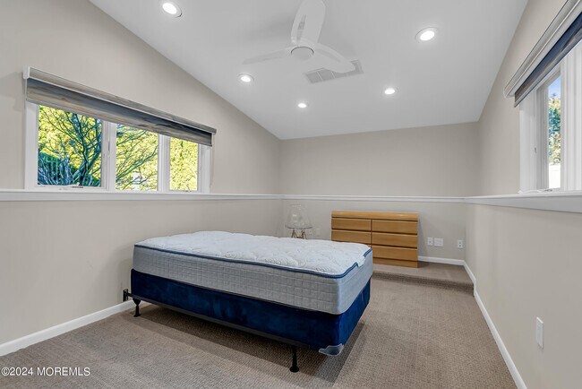 Building Photo - 215 Hollywood Ave