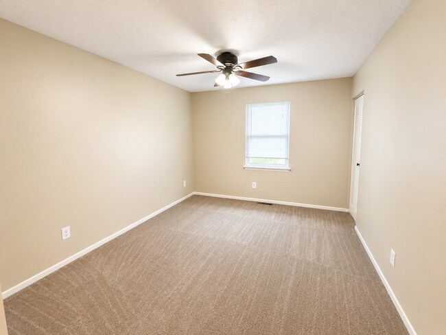 Building Photo - Spacious 3 Bed / 2 Bath Split-Level Duplex in Lee’s Summit