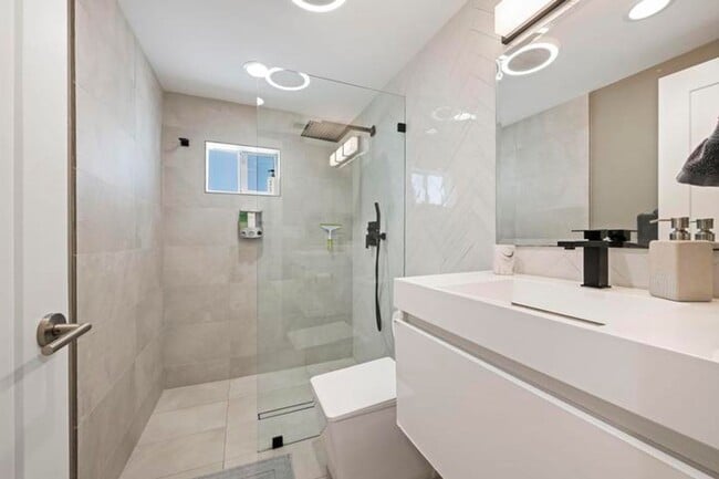 Building Photo - 2112 NE 32nd Ave