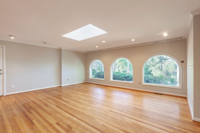 Building Photo - 3741 Fox Glen Ct NE