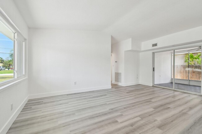 Building Photo - 695 Sunset Dr