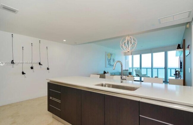 Building Photo - 17001 Collins Ave