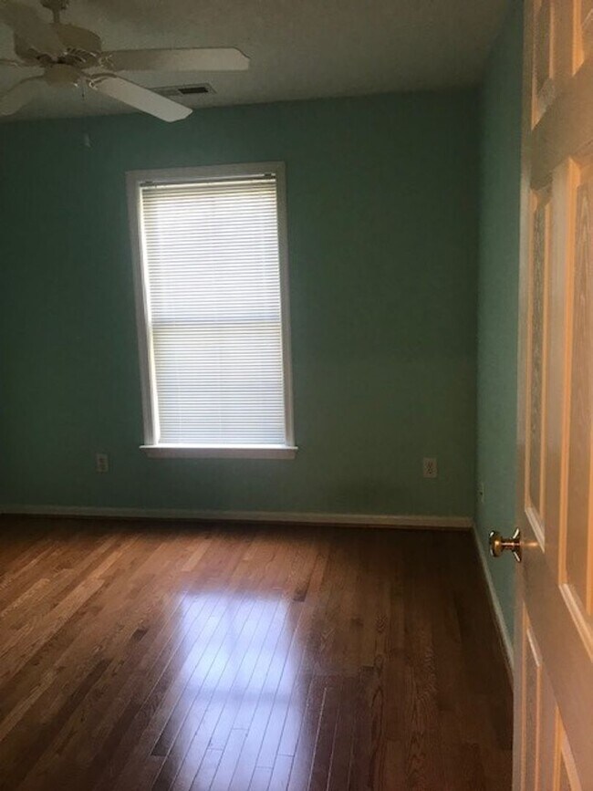 Building Photo - Spacious 3 Bedroom Townhouse Close to Down...