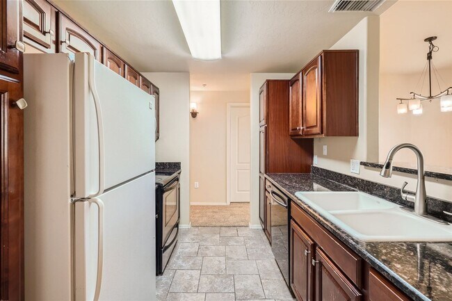 Building Photo - Move-In Special - 2bed/2bath Foothills Rio...