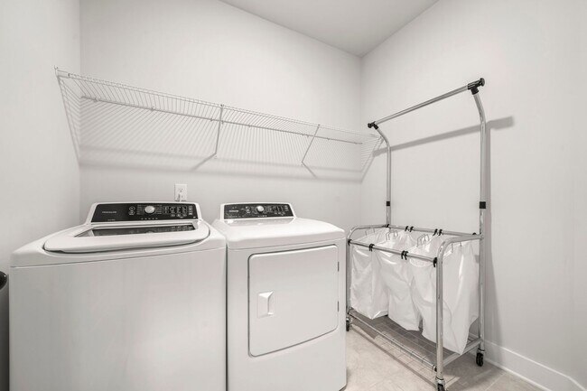 Building Photo - 2506 Lola Ave