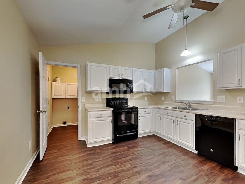 Building Photo - 224 N Fuquay Springs Ave