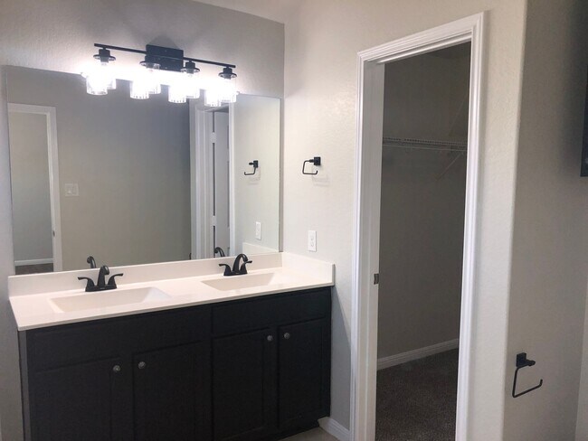 Building Photo - Beautiful 3/2 Single Story Home in New Bra...