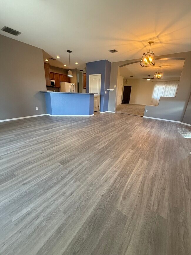 Building Photo - HOUSE FOR RENT