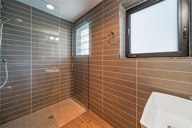 Building Photo - 1351 Bay Terrace