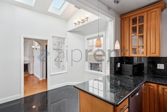 Building Photo - 16 Dunsmuir St