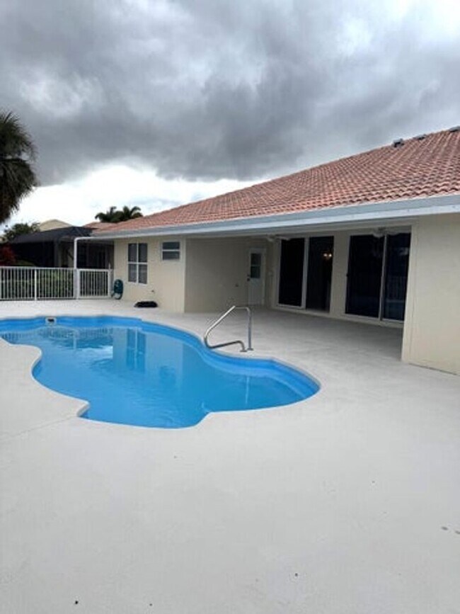 Building Photo - 106 Pepper Tree Cres