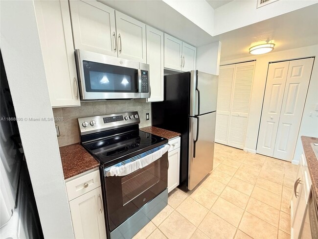 Building Photo - 2000 N Bayshore Dr