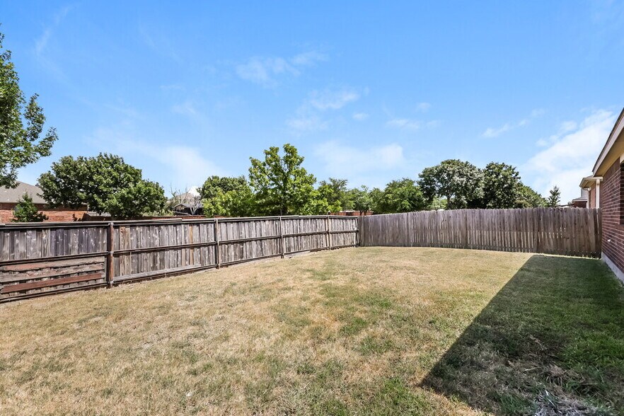 Building Photo - 2021 Wildwood Dr