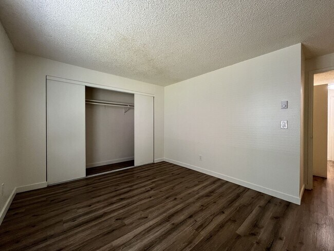 Building Photo - Spacious Corner Apartment with Three Bedrooms, Open Living Space & Modern Kitchen