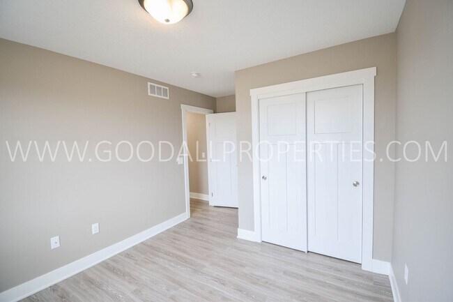 Building Photo - 3 Bedroom 2 Bathroom 2 Car garage in Desoto.