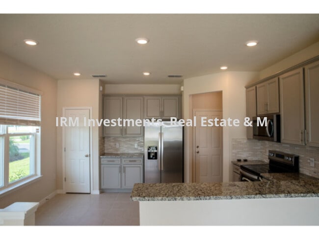 Building Photo - 3 bedroom Townhouse with 2 car garage
