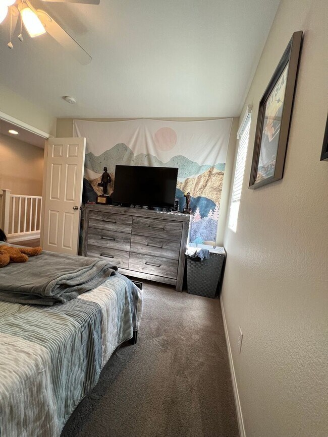 Building Photo - ABSOLUTELY AMAZING! Large 4 bedroom 2 stor...