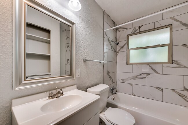 Building Photo - 307 W 4th St