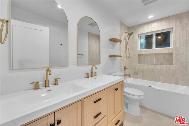 Building Photo - 6913 Encino Ave