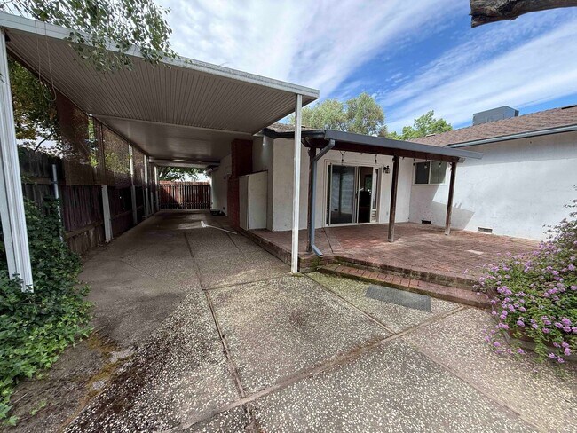 Building Photo - Great 3 Bedroom Walking Distance to American River