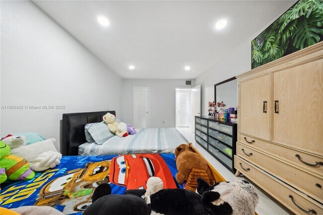 Building Photo - 140 Royal Palm Rd