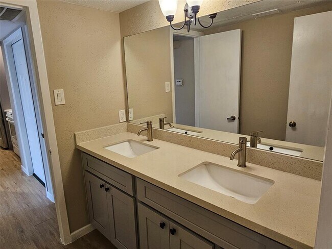 Building Photo - 2818 S Bartell Dr
