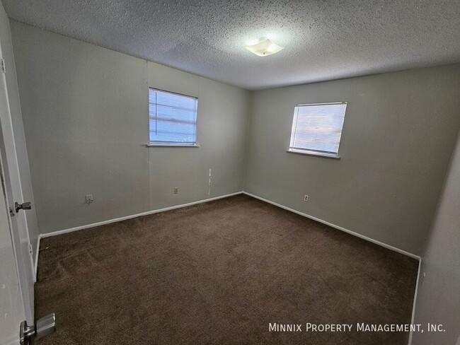 Building Photo - Plainview Apartments 2 Bedroom 1 Bath - Ca...