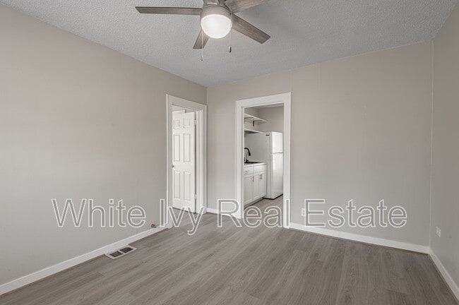 Building Photo - 811 B Sam Houston Ave