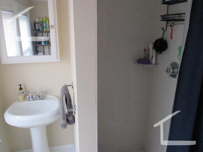 Building Photo - Really nice 5 bed 2 bath in Brighton....