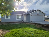 Building Photo - Welcome to this charming 3-bedroom, 2-bath...