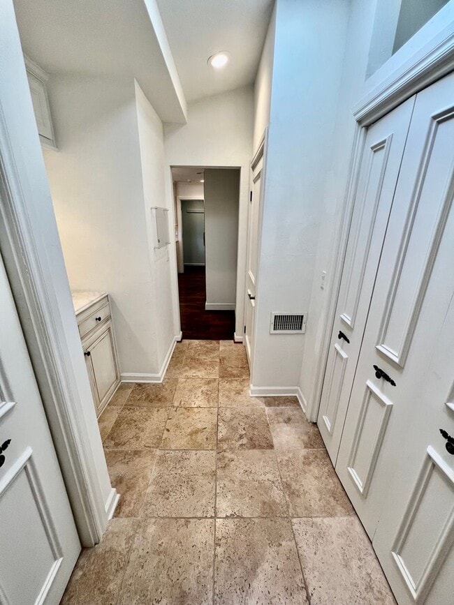 Building Photo - Rare rental opportunity in gated Garden Park!