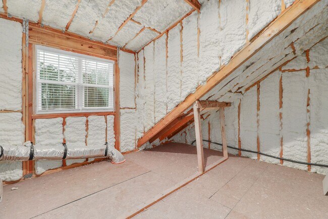 Building Photo - 204 Pineland Dr