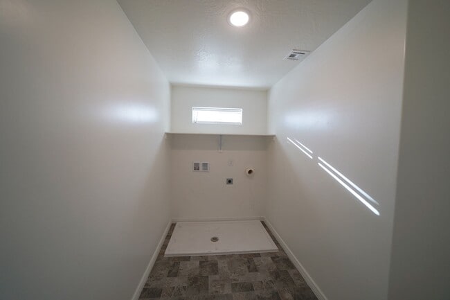 Building Photo - Spacious Townhome for Rent – Prime Location!