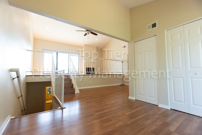 Building Photo - Beautiful 2 bed, 2.5 bath, 1373 sqft Townh...